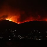 La forêt brûle sur la montagne de Pantokratoras à Corfou, en Grèce. 2500 personnes ont été évacuées préventivement.